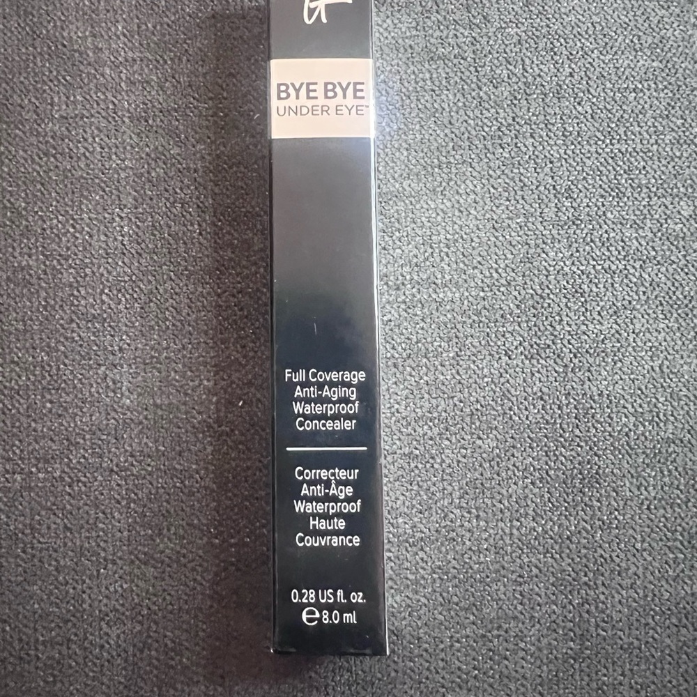 New in Box IT Cosmetics Bye Bye Under Eye Concealer in Shade Medium